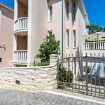 In Der Ersten Etage Mit Meerblick By Interhome Apartman