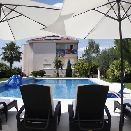 In Der Ersten Etage Mit Meerblick By Interhome Appartamento Splitska