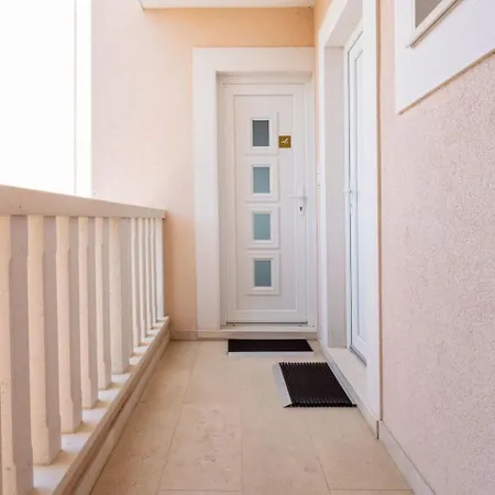 In Der Ersten Etage Mit Meerblick By Interhome